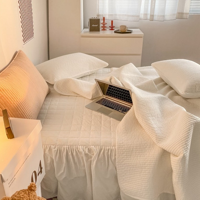 مجموعة غطاء سرير صلبة من الدانتيل مبطن