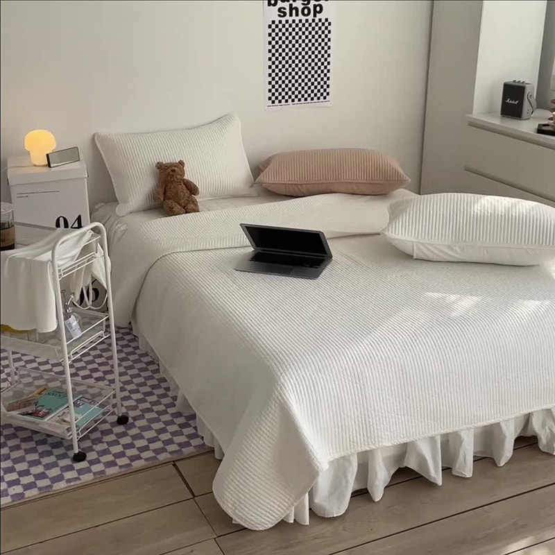 مجموعة غطاء سرير صلبة من الدانتيل مبطن