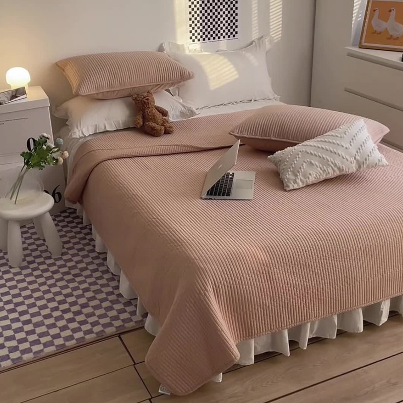 مجموعة غطاء سرير صلبة من الدانتيل مبطن