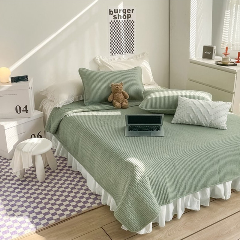 مجموعة غطاء سرير صلبة من الدانتيل مبطن