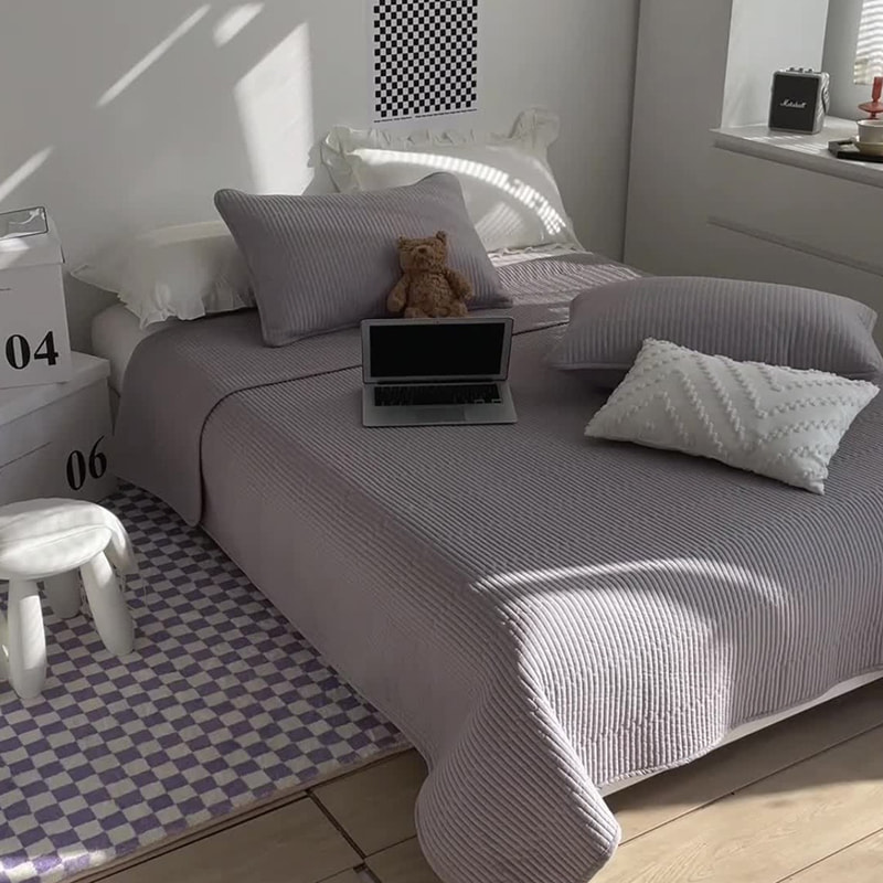 مجموعة غطاء سرير صلبة من الدانتيل مبطن