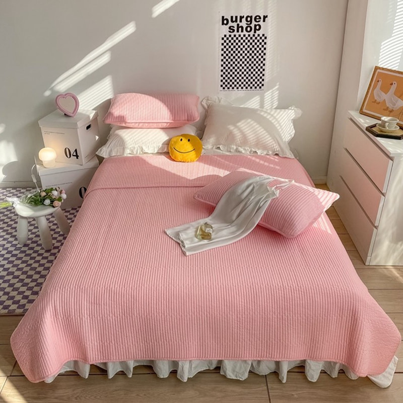 مجموعة غطاء سرير صلبة من الدانتيل مبطن