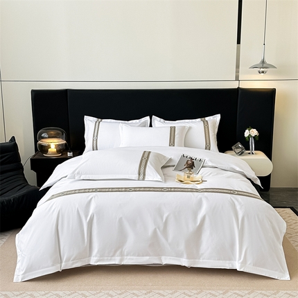 بياضات فندق مطرزة بالفخامة الناعمة الأنيقة