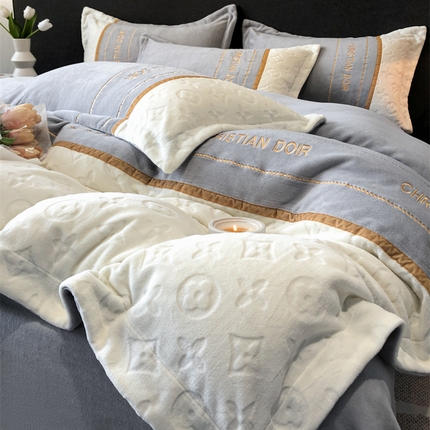 الحليب المخملي الفراش يضع سحر ناعم