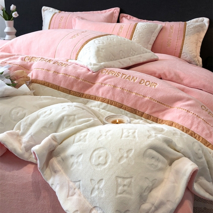 الحليب المخملي الفراش يضع سحر ناعم