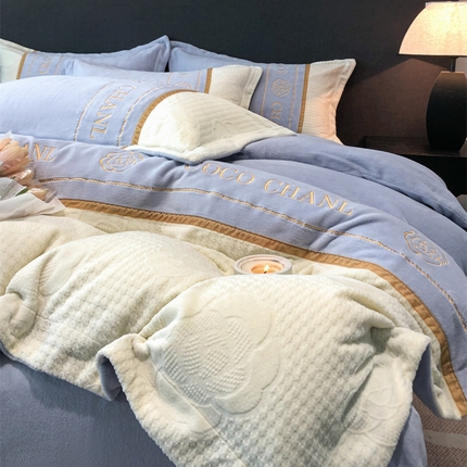 الحليب المخملي الفراش يضع سحر ناعم