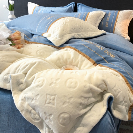 الحليب المخملي الفراش يضع سحر ناعم