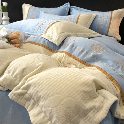 الحليب المخملي الفراش يضع سحر ناعم