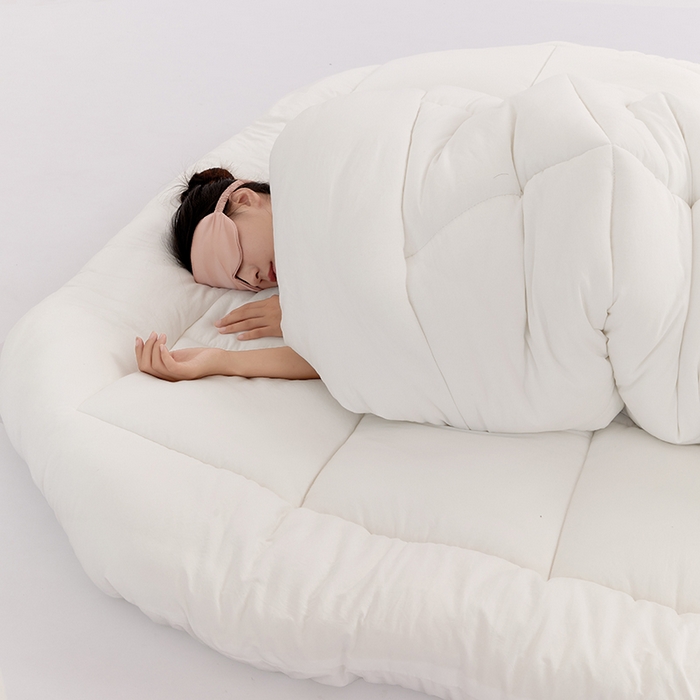 يضع غطاء لحاف لينة مريحة لمسة