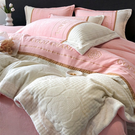 الحليب المخملي الفراش يضع سحر ناعم