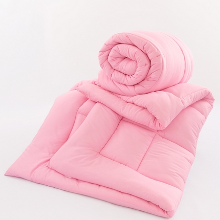 يضع غطاء لحاف لينة مريحة لمسة