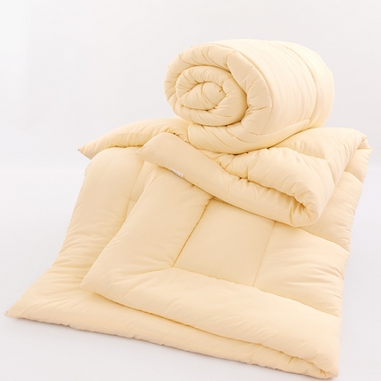 يضع غطاء لحاف لينة مريحة لمسة