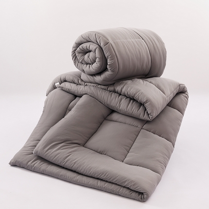 يضع غطاء لحاف لينة مريحة لمسة