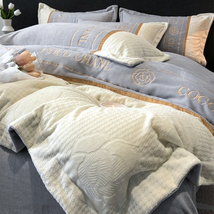 الحليب المخملي الفراش يضع سحر ناعم